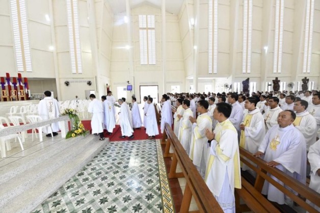 GIÁO PHẬN VĨNH LONG : THÁNH LỄ TRUYỀN DẦU