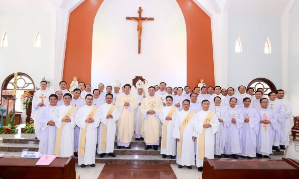 ĐAN VIỆN XITÔ THÁNH MẪU CHÂU THỦY : THÁNH LỄ PHONG CHỨC LINH MỤC VÀ PHÓ TẾ