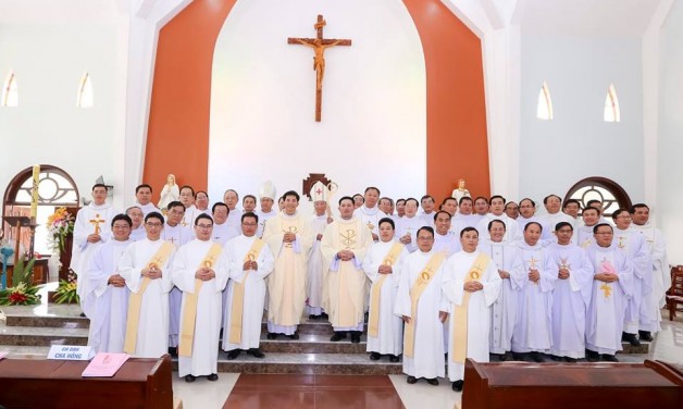 ÄAN VIỆN XITÔ THÃNH MẪU CHÂU THỦY : THÃNH LỄ PHONG CHỨC LINH MỤC VÀ PHÓ TẾ