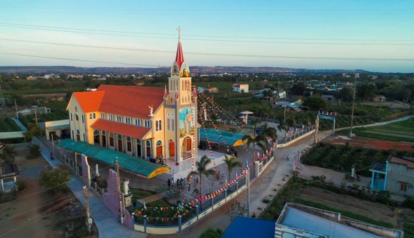 GIÁO PHẬN PHAN THIẾT : LỄ KHÁNH THÀNH VÀ CUNG HIẾN NHÀ THỜ NƯỚC TRỜI (GIÁO XỨ KIM NGỌC)