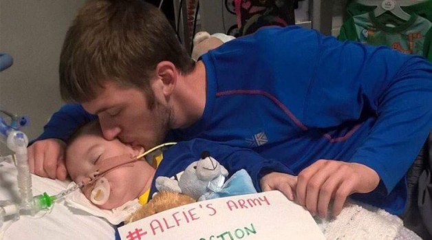Alfie Evans: Nước Ý thuận cho em Alfie vào quốc tịch Ý để em được chuyển đi “ngay lập tức”.