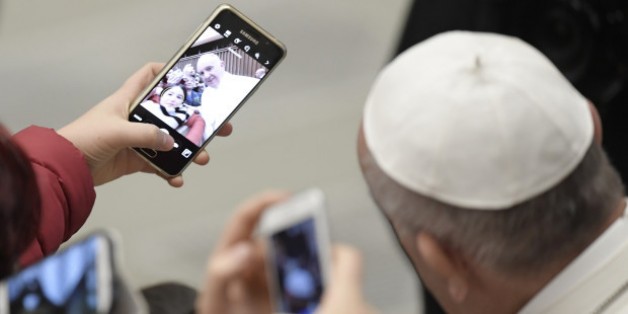 “Dính vào selfie, người trẻ không còn biết bắt tay chào hỏi!”