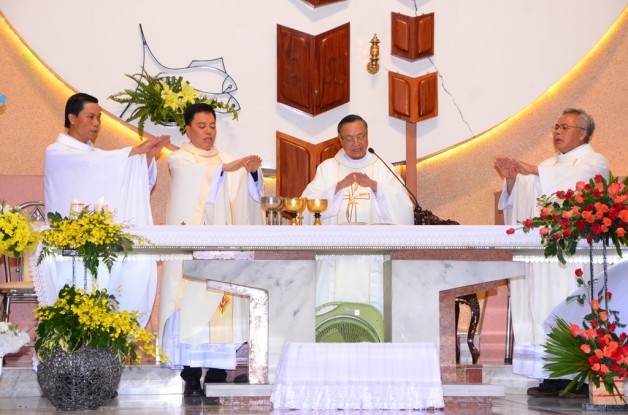 GIÁO XỨ TÂN VIỆT : TƯNG BỪNG THÁNH LỄ TẠ ƠN BẾ MẠC THÁNG HOA 2018.