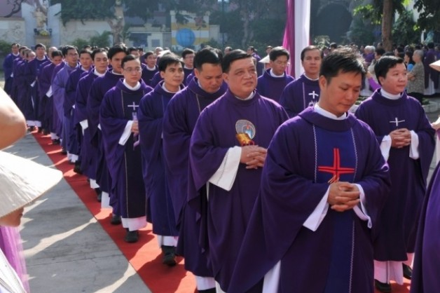 CẦU NGUYỆN CHO LINH MỤC