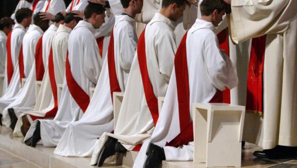 Chúng ta mừng lễ các linh mục ngày nào?