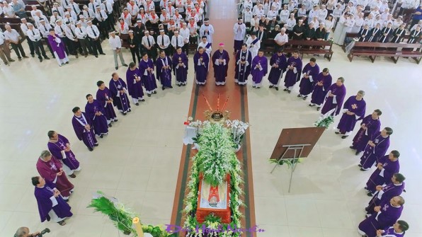 Giáo xứ Tân Phú: Thánh lá»… an táng cha cố Giuse Lê Äình Quế Minh