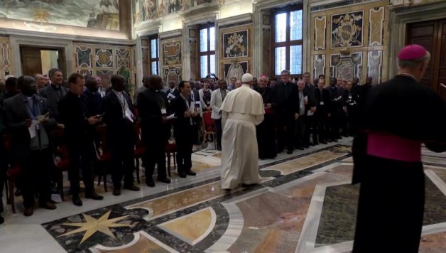 ĐGH Phanxicô nói với các linh mục Pháp: Con thuyền của Giáo hội đang bị một số thành viên xô đẩy