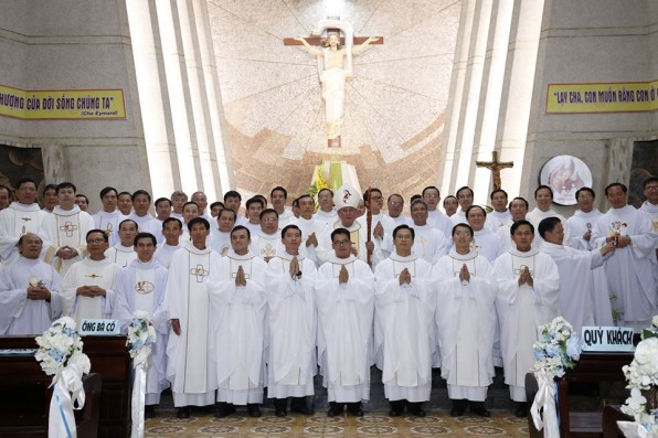 DÃ’NG THÃNH THỂ : THÃNH LỄ TRUYỀN CHỨC LINH MỤC