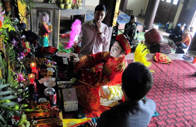 Cô đồng trước tiếng gọi Thiên Chúa