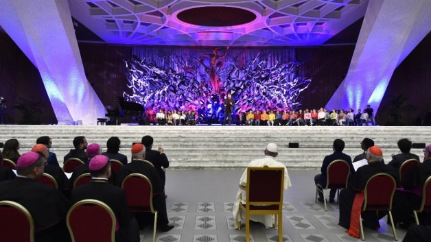 ĐGH và các nghị phụ gặp gỡ 7 ngàn người trẻ