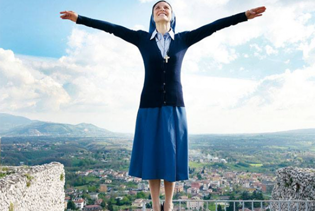 Anna, từ vũ nữ khỏa thân đến nữ tu