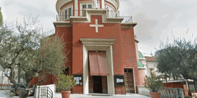 Cha xứ đặt máy phân phát tự động tràng chuỗi trong nhà thờ của mình