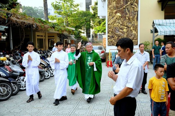 LỄ ÄẶT VIÊN Äà ÄẦU TIÊN XÂY Dá»°NG NHÀ THỜ DÃ’NG ÄỨC BÀ REGINA MUNDI