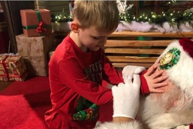 Cuộc gặp cảm động của em bé mù và ông già Noel