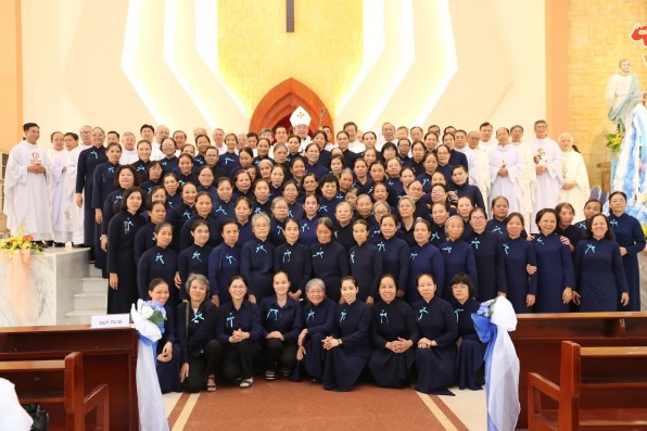 GIA ĐÌNH MẸ MARIA THĂM VIẾNG : THÁNH LỄ BẾ MẠC NĂM THÁNH