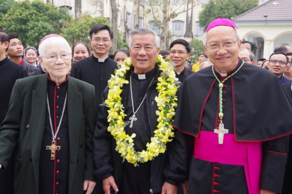 Trá»±c tiếp Thánh lá»… nháºn toà cá»§a Äức Cha Anphong Nguyá»…n Hữu Phong – Giám Mục Giáo Pháºn Vinh