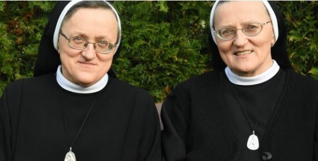 Xa cách nhau, hai chị em sinh đôi gặp nhau trong cùng một Dòng