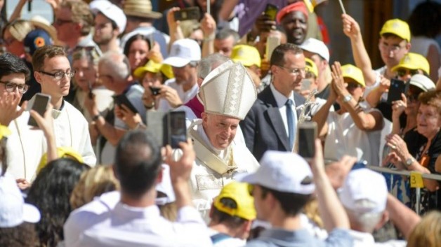 Đức Thánh Cha – Thánh lễ tại Camerino: Những ai đến gần Thiên Chúa không quỵ ngã nhưng tiếp tục bước đi