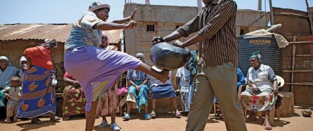 Phụ nữ Kenya: Để tự vệ, các bà “nội ngoại” học võ