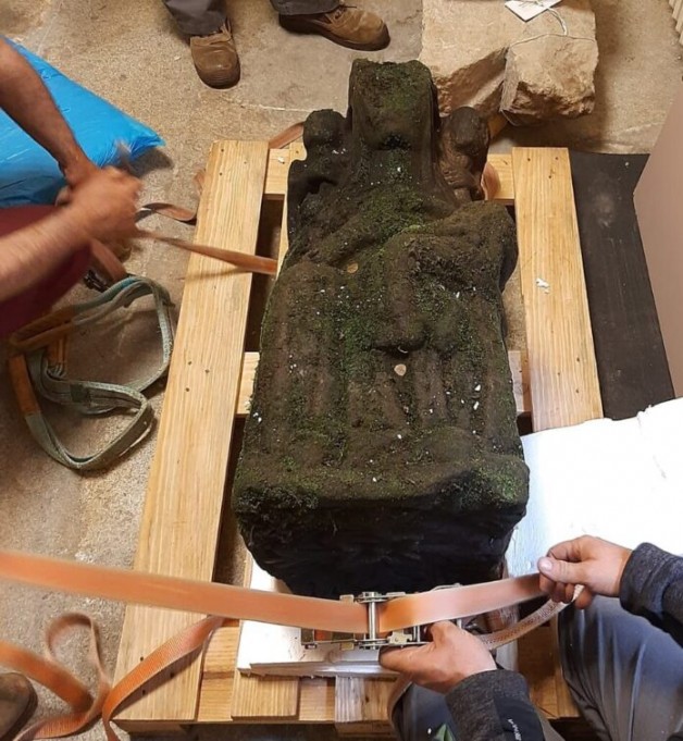 Tìm thấy tượng đá cổ hÆ¡n 700 năm Ãức Mẹ và Chúa Hà i Ãồng