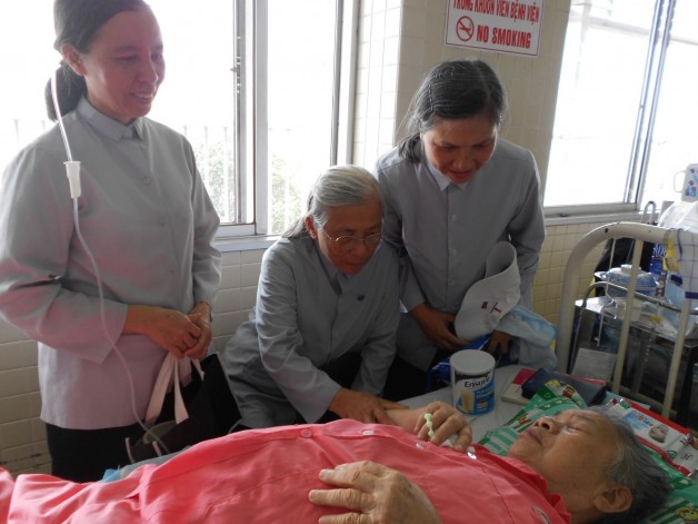 Bóng dáng người tu sĩ nhà Chúa nơi bệnh viện