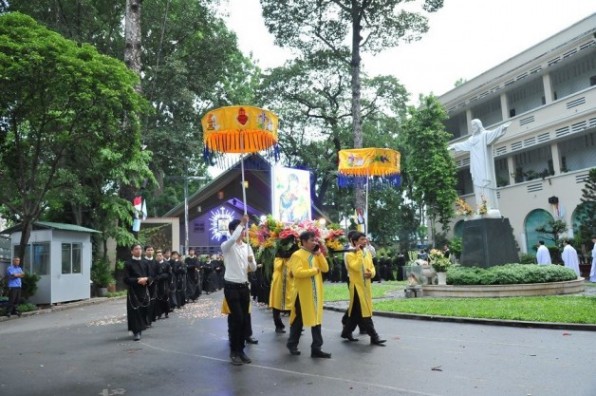 TỈNH DÒNG CHÚA CỨU THẾ MỪNG LỄ BỔN MẠNG : MẸ HẰNG CỨU GIÚP