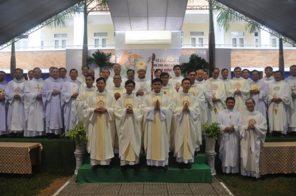 THÁNH LỄ TRUYỀN CHỨC LINH MỤC CHO 8 THẦY PHÓ TẾ DÒNG TÊN VIỆT NAM