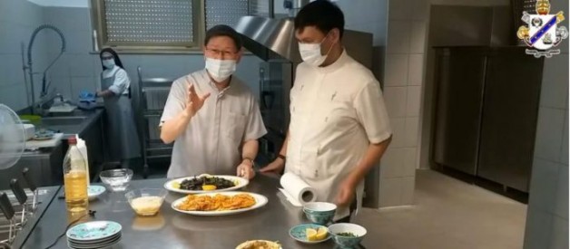 Đức Hồng y Tagle vào bếp