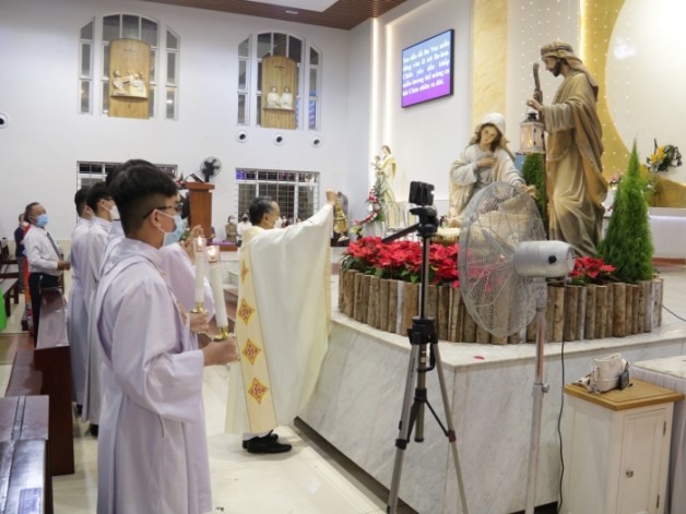 Giáo xứ Tân Việt: Thánh lễ đêm Giáng Sinh