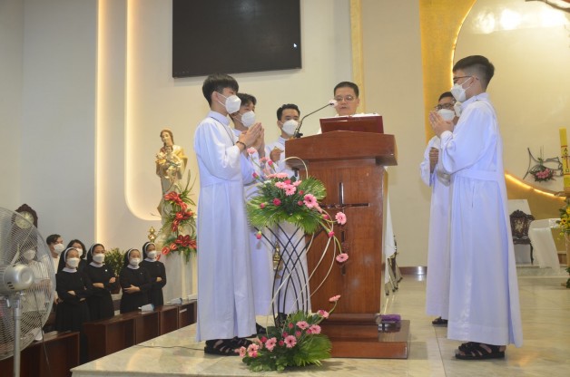 Bài Giảng đêm canh thức vượt qua do cha Đaminh Vũ Duy Cường Giảng Lễ