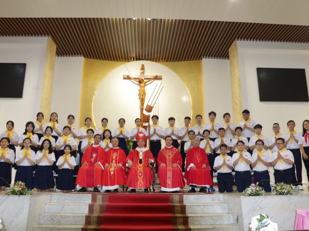 Bài giảng ĐứcTổng Giuse Nguyễn Năng trong thánh lễ Ban Bí Tích thêm Sức cho 109 em tại Giáo xứ Tân Việt