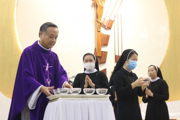 Người Công giáo ở TP.HCM tham dự Lễ Tro tại nhà thờ Tân Việt