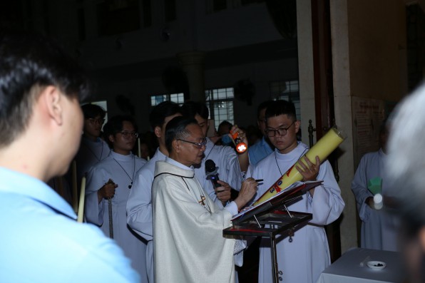Giáo xứ Tân Việt: Canh thức Vượt Qua