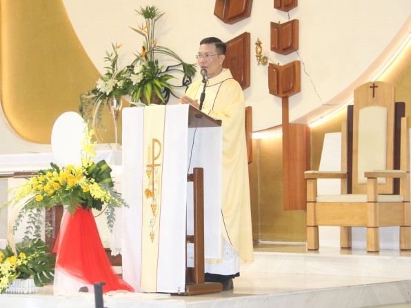 Bài giảng lễ Thánh Tâm do cha phụ tá Giuse Nguyễn Minh Duy giảng lễ