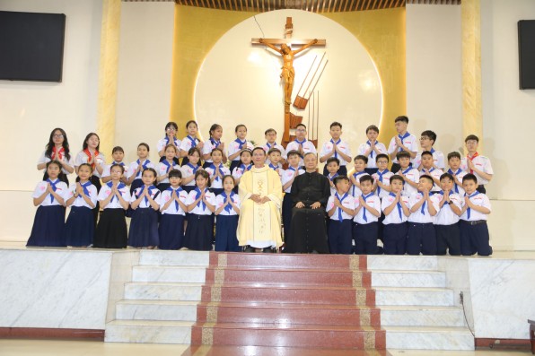 Giáo xứ Tân Việt: Thiếu Nhi Rước Lễ lần đầu