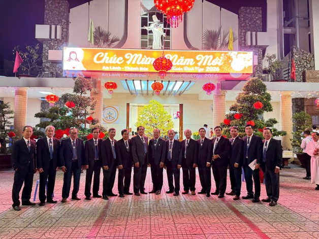 Giáo xứ Tân Việt: Thánh lá»… Giao Thừa Binh Ngá»